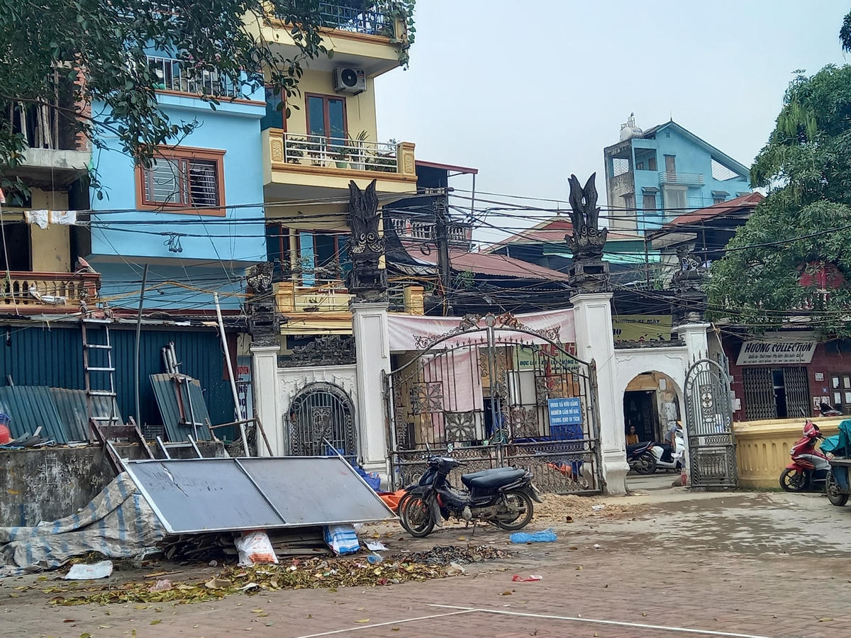 Mục đích quét vôi để làm đẹp cảnh quan nhưng rác thải và vật liệu xây dựng lại tràn ngập trong khuôn viên di tích. 