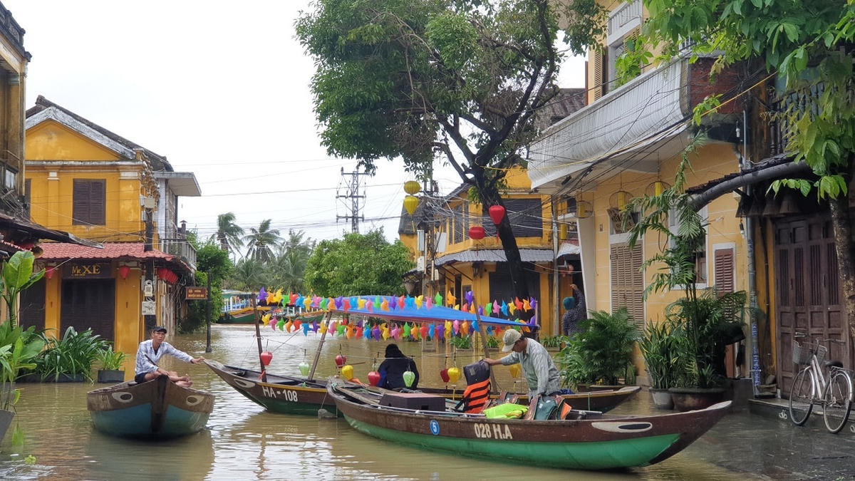 Do ngập sâu người dân trong thành phố phải dùng thuyền để đi lại.