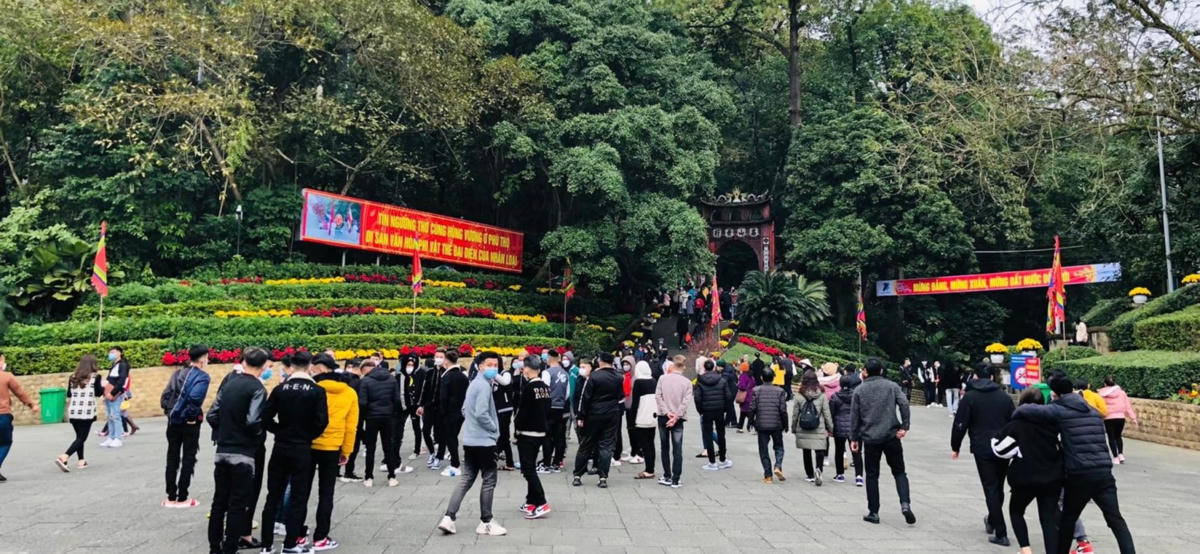 Hành hương về núi Nghĩa Lĩnh trong ngày khai hội.