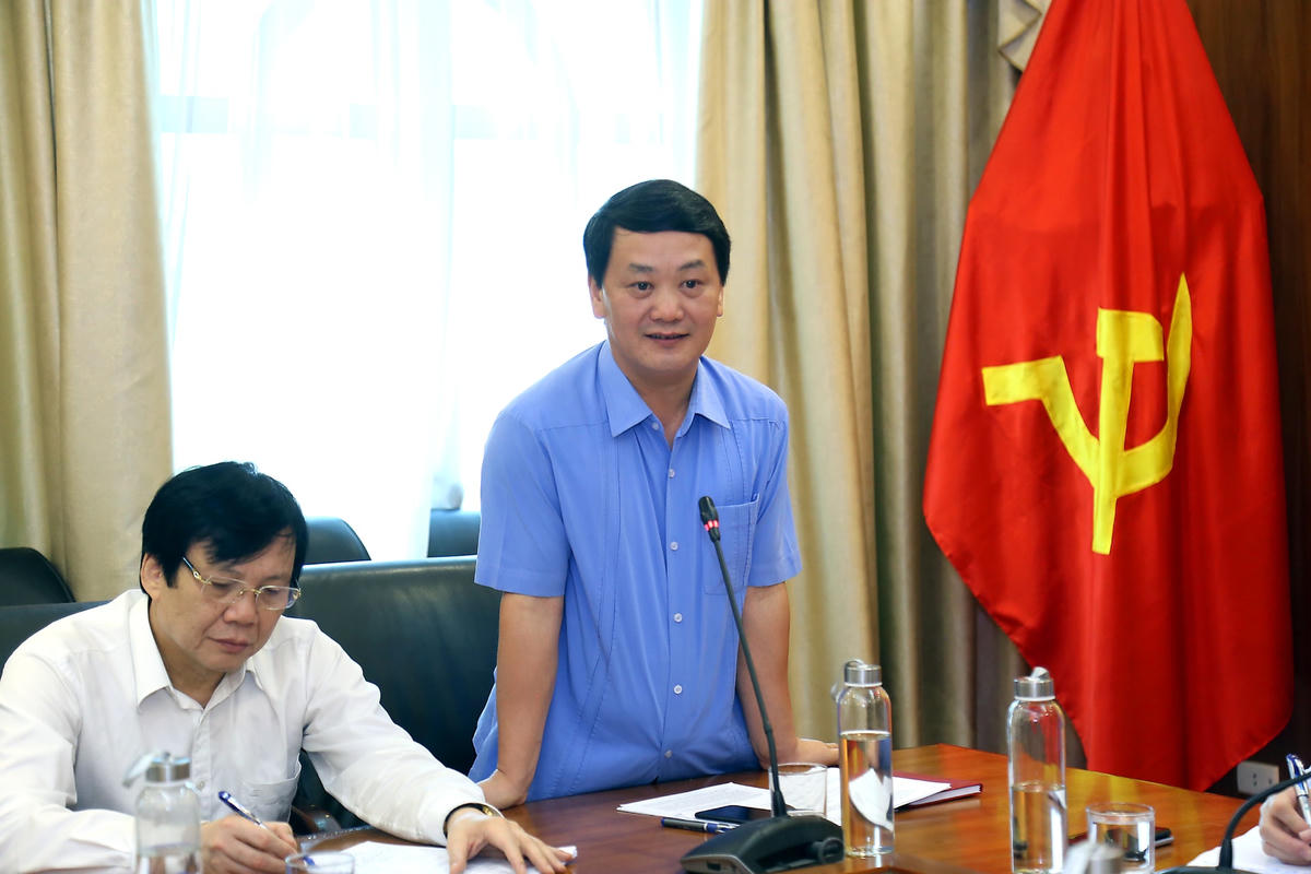 Phó Chủ tịch - Tổng Thư ký Hầu A Lềnh phát biểu tại cuộc họp.
