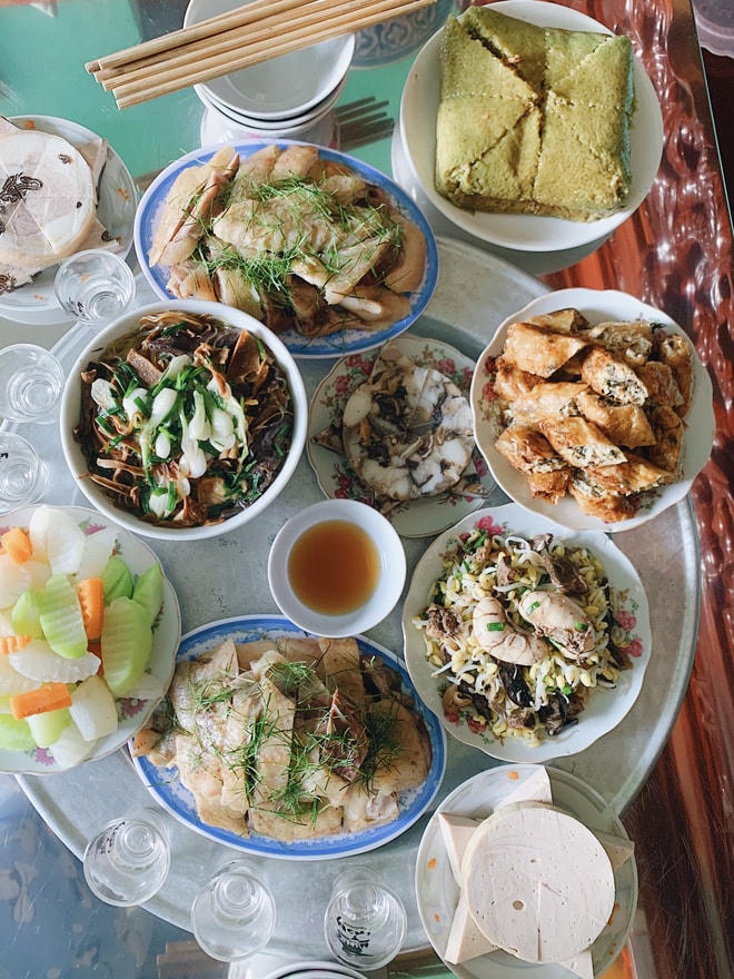 [ẢNH] Những mâm cơm cúng sum họp gia đình dịp Tết nguyên đán