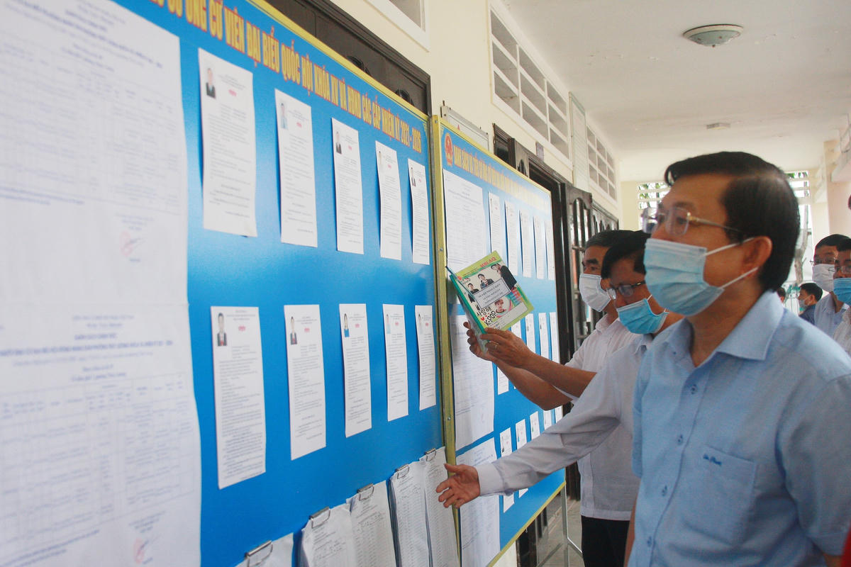 Phó Chủ tịch Nguyễn Hữu Dũng kiểm tra danh sách người ứng cử đại biểu Quốc hội khoá XV và HĐND thị xã Hương Thuỷ nhiệm kỳ 2021-2026.
