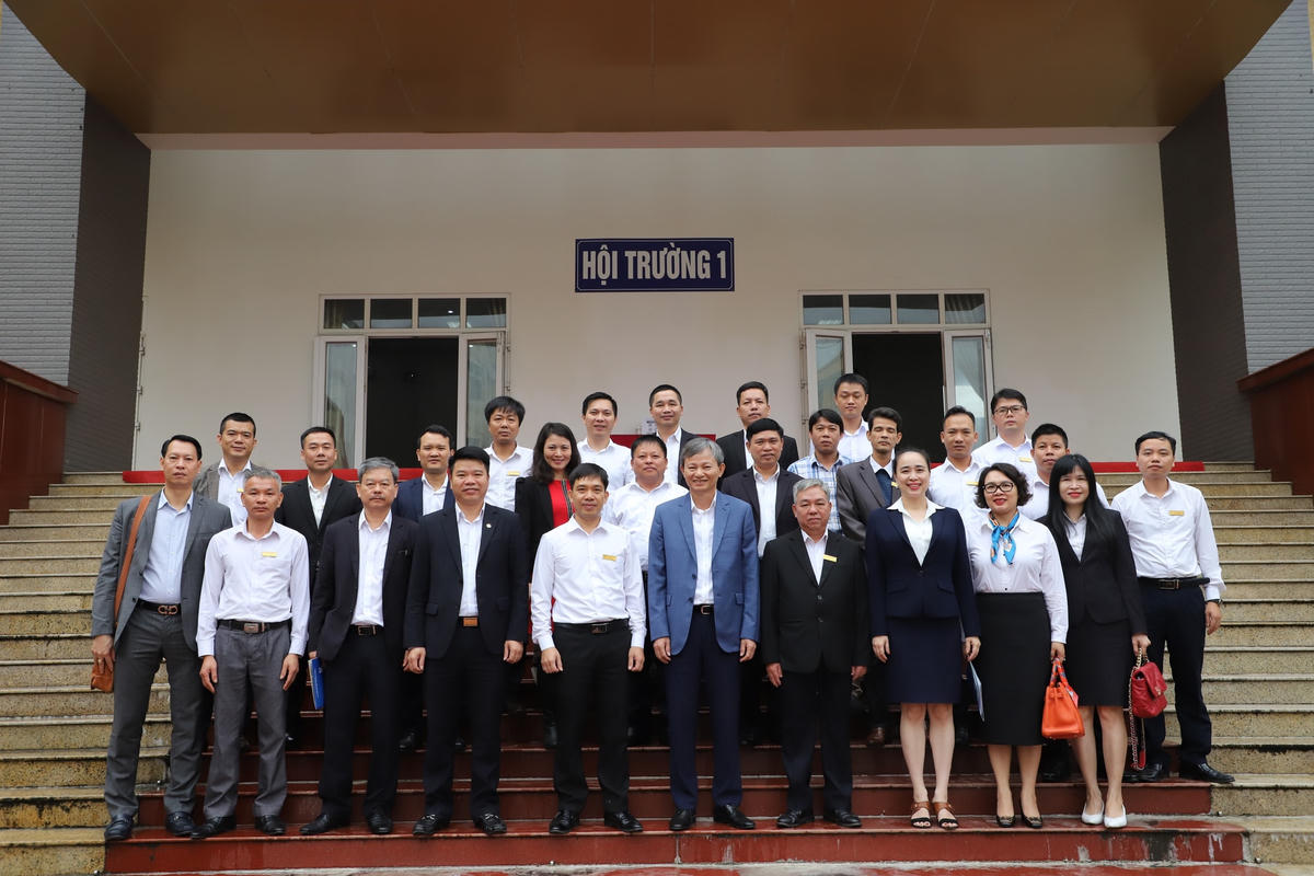 Tổng Giám đốc EVN Trần Đình Nhân, Tổng Giám đốc EVNNPC Đỗ Nguyệt Ánh chụp ảnh lưu niệm với cán bộ nhân viên trường Cao đẳng Điện lực miền Bắc.