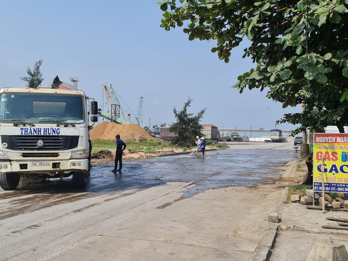 Đường bê tông dẫn vào cảng biển Hợp Thịnh – nơi có hơn 70 hộ dân đang phải chịu cảnh ô nhiễm bụi và nguy cơ cao về tai nạn giao thông.