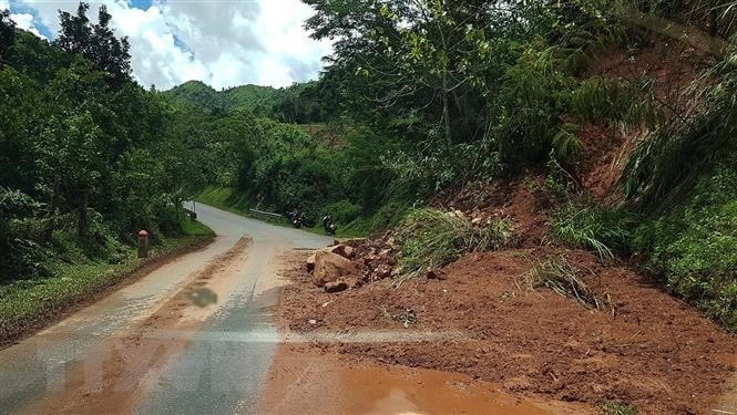 Bùn đất từ trên cao sạt lở tràn xuống tuyến đường Quốc lộ 4H- Nà Hỳ thuộc Điện Biên. Ảnh: TTXVN.