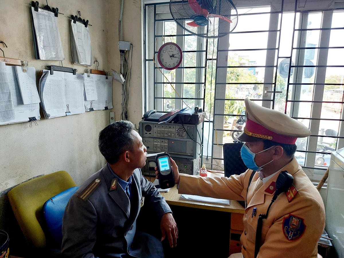 Toàn bộ nhân viên ngành đường sắt thường xuyên được kiểm tra nồng độ cồn, ma túy để đảm bảo hiệu quả công việc và an toàn cho người tham gia giao thông.