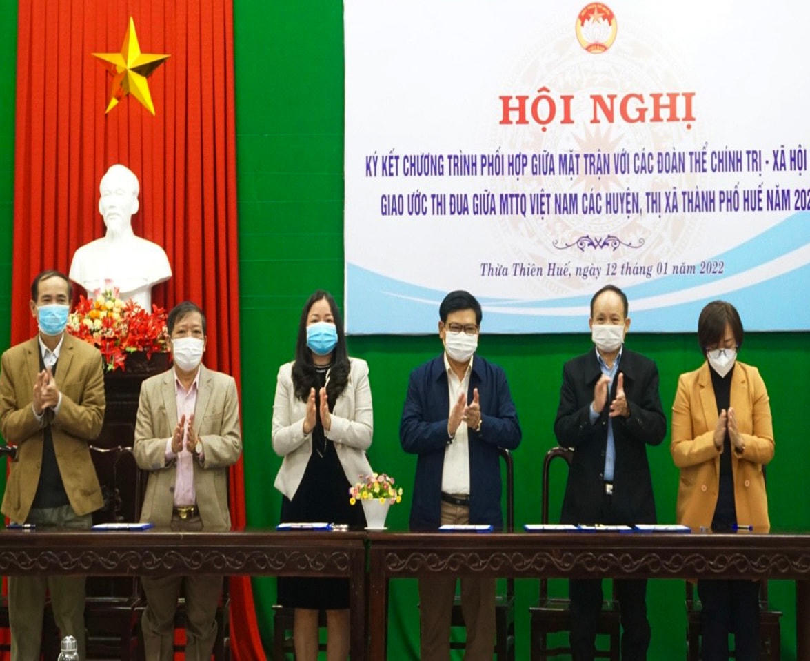 Đại diện lãnh đạo Uỷ ban MTTQ Việt Nam tỉnh Thừa Thiên - Huế  và các tổ chức chính trị-xã hội ký kết chương trình phối hợp.