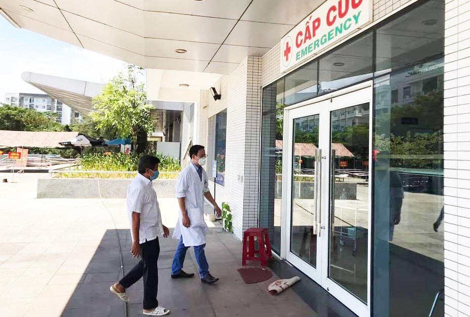 Lãnh đạo Bệnh viện ung bướu Đà Nẵng hướng dẫn ông Đoàn Ngọc Hải thăm cơ sở vật chất của bệnh viện.