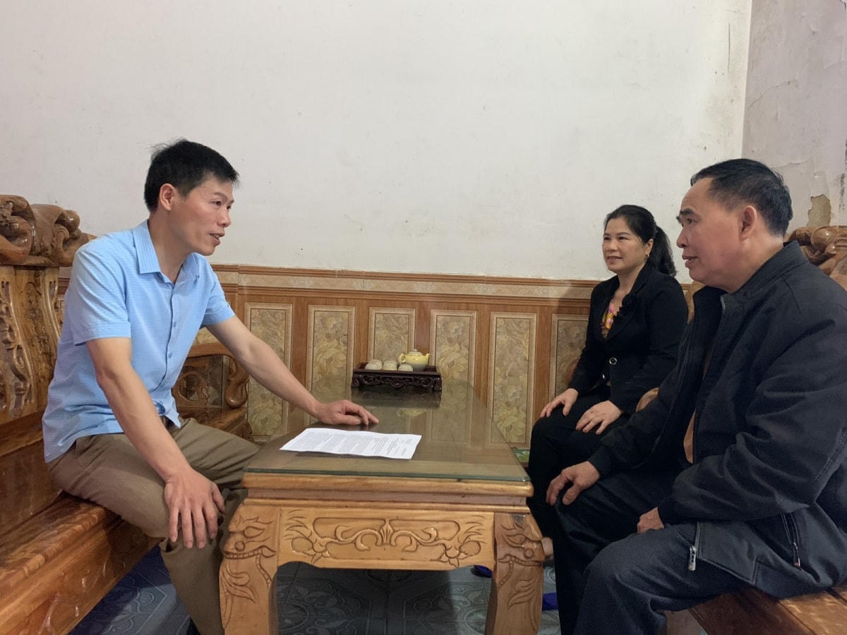 Chính quyền địa phương đến tận nhà dân để tuyên truyền về công tác bầu cử. Ảnh: Duy Thái.