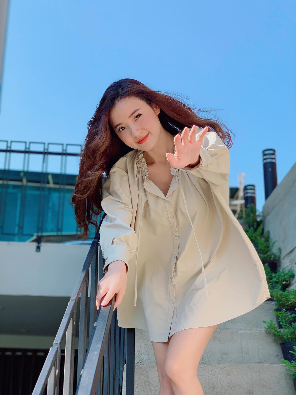 Midu trẻ trung, xinh đẹp gửi lời chúc vui vẻ cuối tuần.