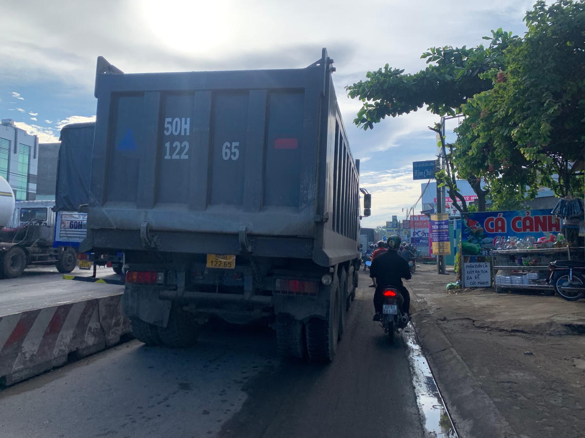 Một chiếc xe ben lớn “choán” hết cả làn đường dành cho xe máy.