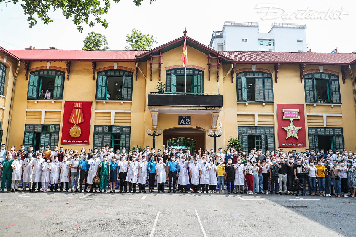 Y, bác sĩ Bệnh viện Việt Đức lên đường chi viện miền Nam chống dịch
