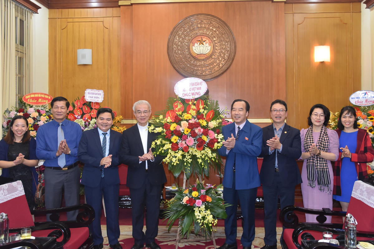 Phó Chủ tịch Ngô Sách Thực đón nhận lẵng hoa chúc mừng từ Ủy ban Đoàn kết Công giáo Việt Nam.