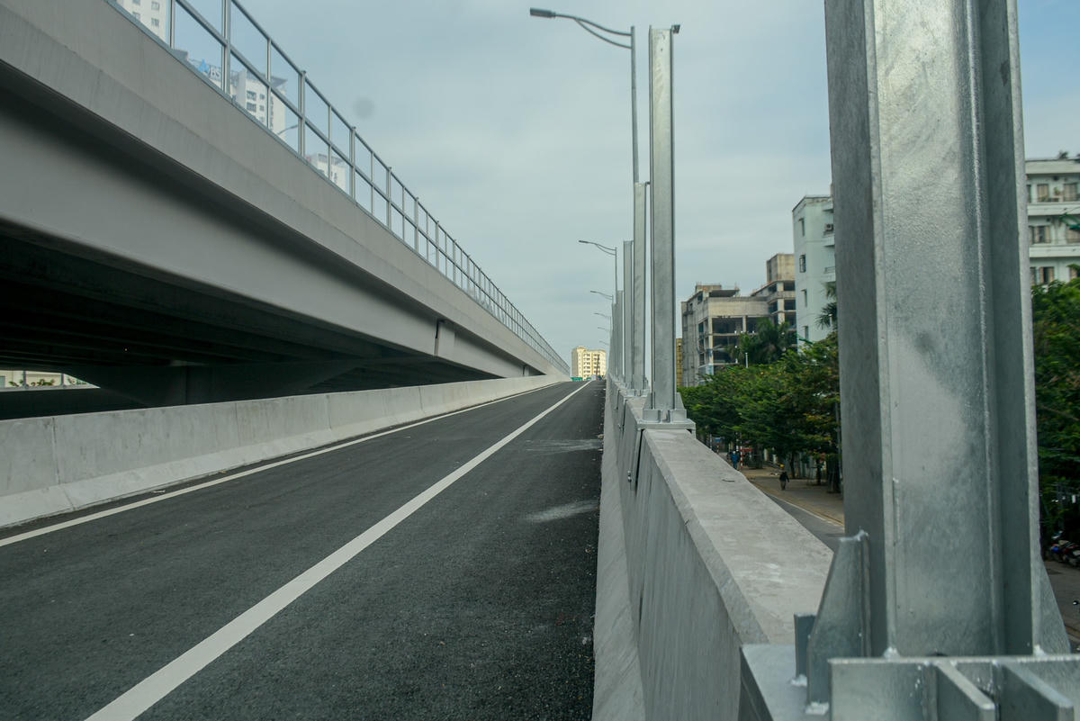 Ông Trần Văn Quyền, Quản lý công trường thi công thuộc Liên danh Tokyu - Taisei cho biết, theo dự kiến, các nhánh lên xuống cầu cạn Mai Dịch - Nam Thăng Long sẽ được đưa vào khai thác từ tháng 7/2021. Tuy nhiên, do ảnh hưởng của dịch Covid-19, Hà Nội thực hiện giãn cách xã hội, việc thi công bị gián đoạn từ ngày 24/7 đến ngày 21/9 mới có thể khởi động lại.