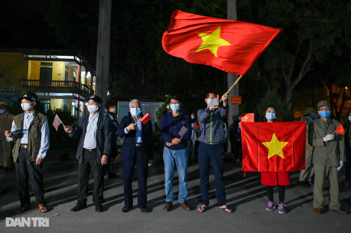 Pháo hoa rực rỡ, người dân vỡ òa cảm xúc khi TP Chí Linh được gỡ phong tỏa