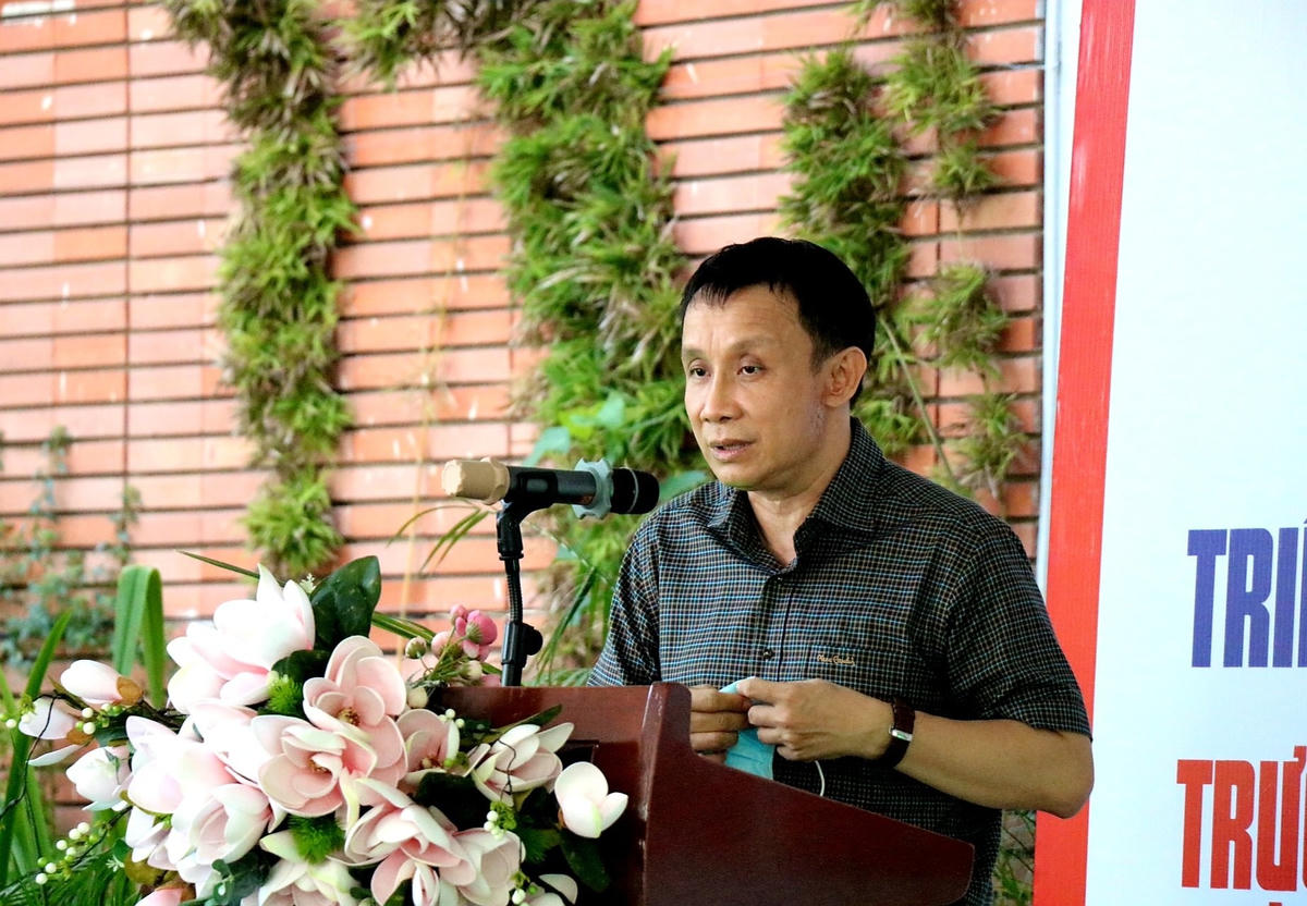 GS.TS Phạm Như Hiệp, Giám đốc Bệnh viện Trung ương Huế phát biểu tại lễ xuất quân.