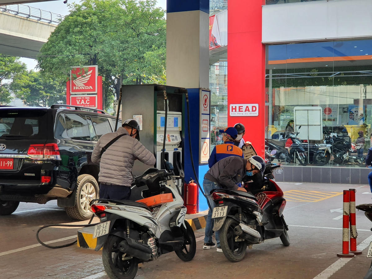 Nếu đúng như dự báo, giá các mặt hàng xăng trong nước sẽ có lần tăng thứ tư liên tiếp và chỉ còn kém đỉnh lịch sử khoảng 2.500 đồng/lít đối với xăng E5 RON 92 và kém khoảng 1.300 đồng đối với xăng RON 95.