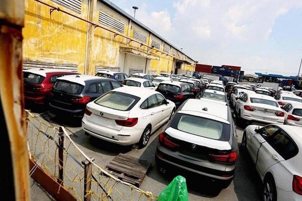 Hàng chục ô tô trong bãi xe chờ ngân hàng tìm chủ mới