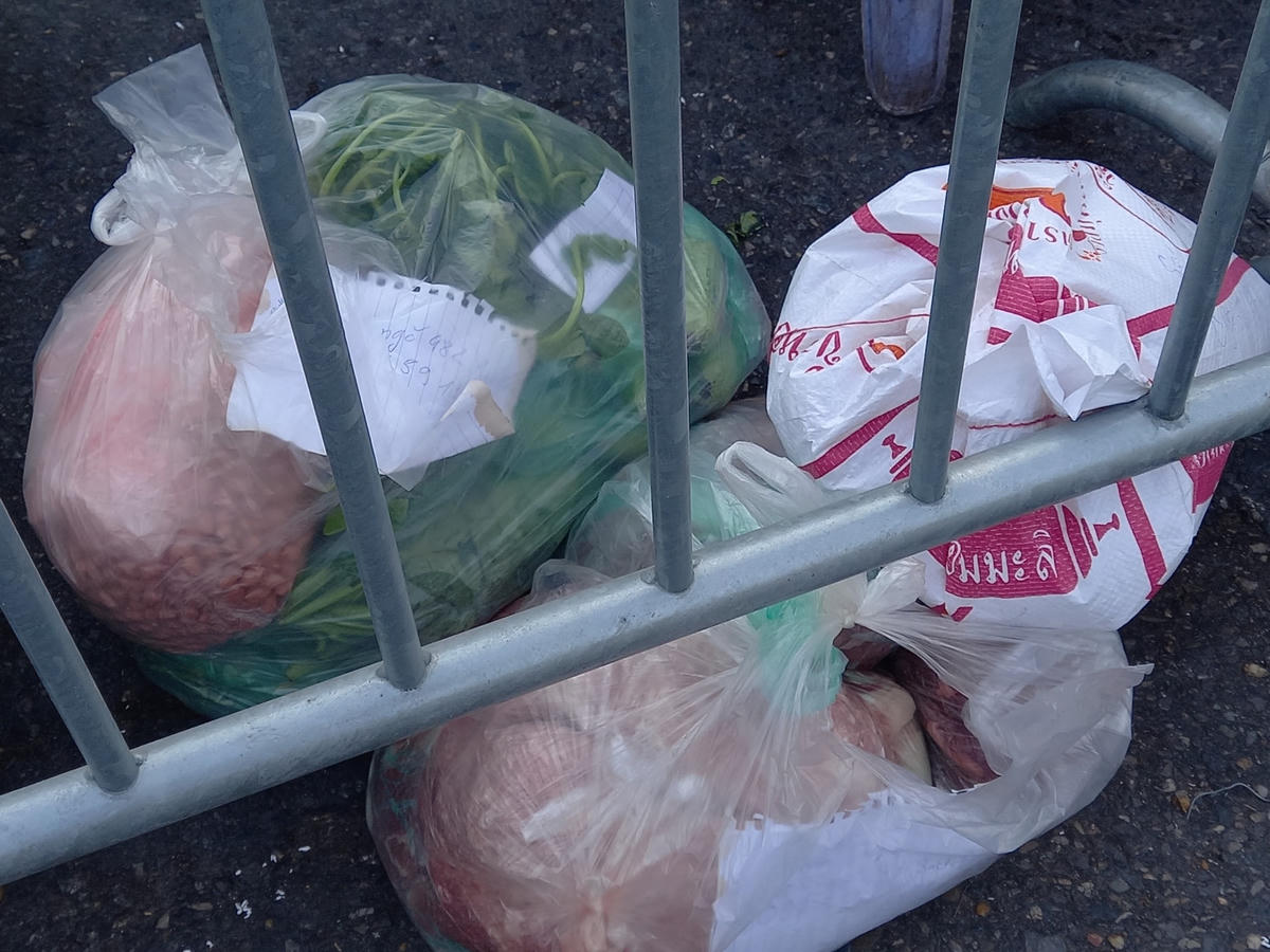 Đồ tiếp tế đa phần là thực phẩm như rau, thịt, gạo, trứng,... 