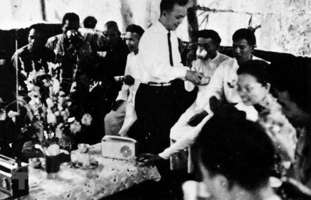 Luật sư Nguyễn Hữu Thọ, Chủ tịch Ủy ban Trung ương lâm thời Mặt trận Dân tộc Giải phóng miền Nam Việt Nam với đại biểu tham dự Đại hội Mặt trận Dân tộc Giải phóng miền Nam Việt Nam. Ảnh tư liệu.