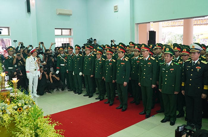 Phó Thủ tướng Trịnh Đình Dũng viếng 13 liệt sĩ hy sinh ở Rào Trăng 3