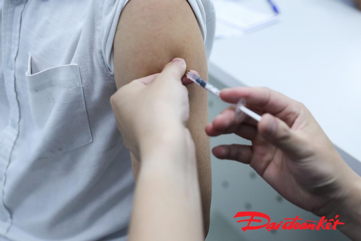  Sau khi khám sàng lọc, những người đủ tiêu chuẩn được tiến hành tiêm vaccine phòng Covid-19. Ảnh: Quang Vinh. 