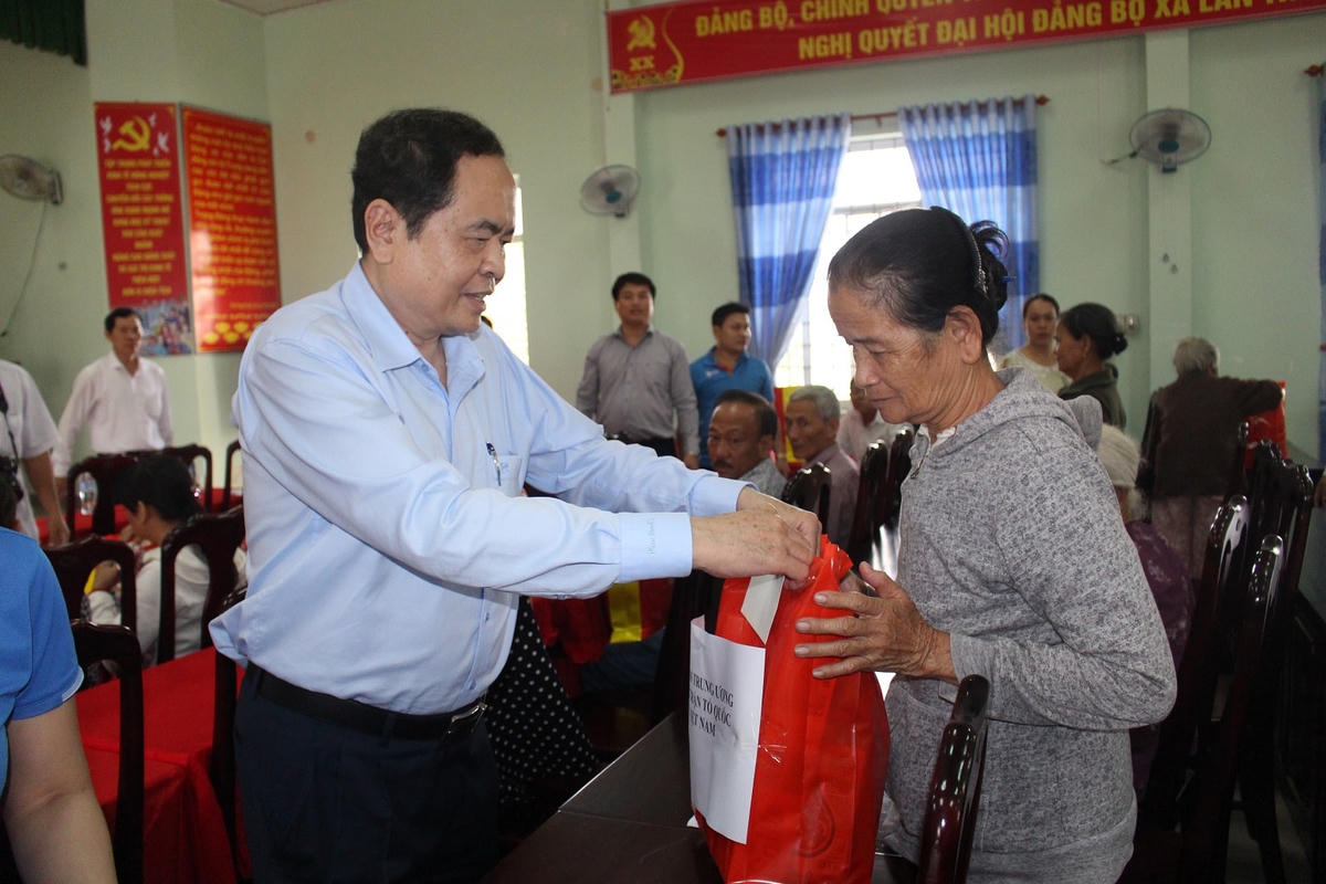 Chủ tịch Trần Thanh Mẫn thăm hỏi, tặng quà bà con vùng lũ.