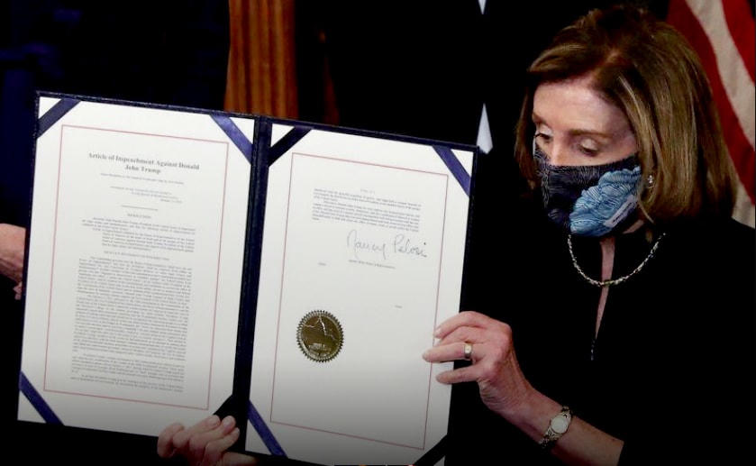 Chủ tịch Hạ viện Mỹ Nancy Pelosi công bố bản nghị quyết luận tội Tổng thống Mỹ Donald Trump đã được ký. Ảnh: Reuters.