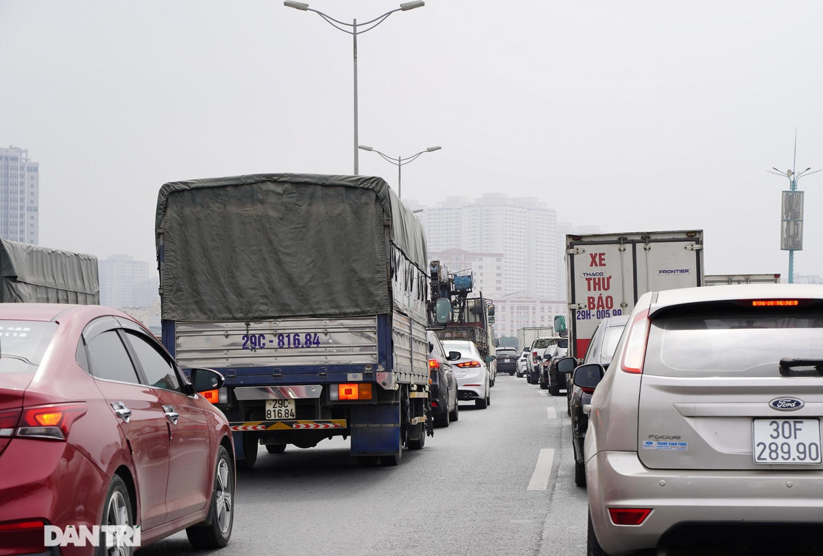 Người dân đổ về quê nghỉ Tết sớm, đường phố cửa ngõ Hà Nội ùn ứ kéo dài