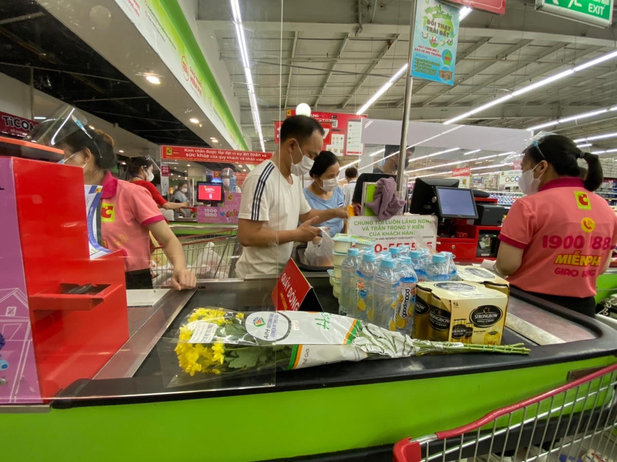 [ẢNH] Siêu thị Hà Nội ‘đầy ắp’ hàng, người dân thong thả mua sắm