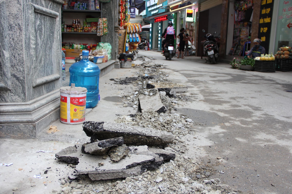 Trong quá trình triển khai dự án đơn vị thi công đào xới đường sá nham nhở, thi công gây tiếng ồn khiến người dân phường Mễ trì rất bức xúc.