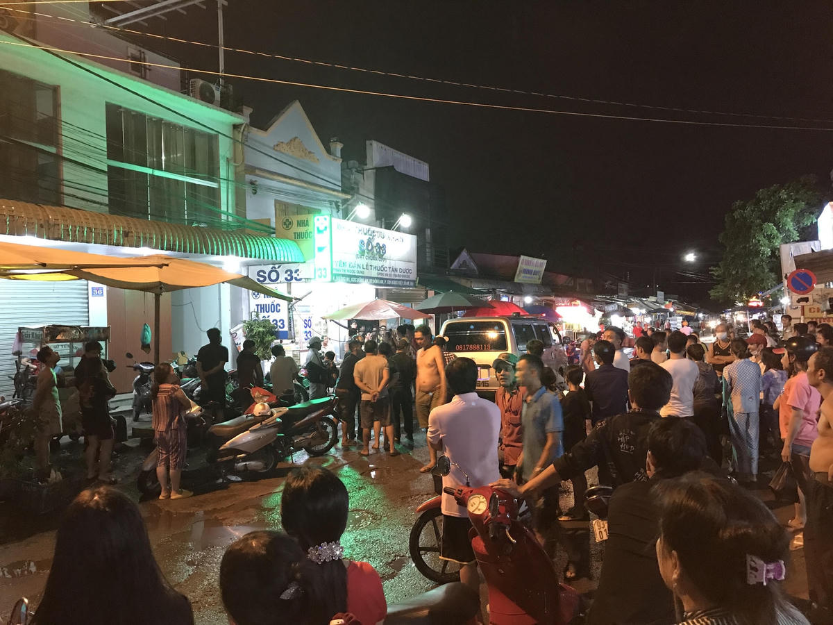 Rất đông người dân hiếu kỳ đã tập trung theo dõi vụ việc.