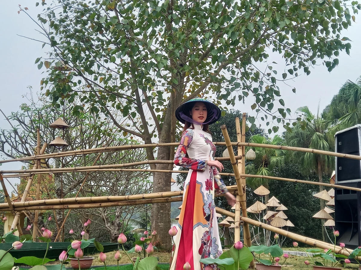 Tại triển lãm đã giới thiệu Bộ sưu tập áo dài “Tinh sen”.