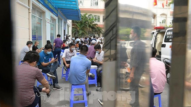 Khu vực ngoài sân của Viện Kiểm định Quốc gia Vaccine và Sinh phẩm Y tế thời điểm hơn 9h sáng nay (21/7).