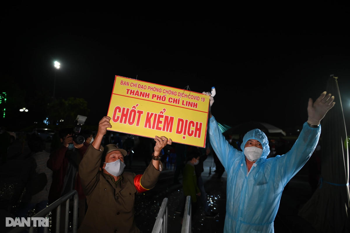 Pháo hoa rực rỡ, người dân vỡ òa cảm xúc khi TP Chí Linh được gỡ phong tỏa