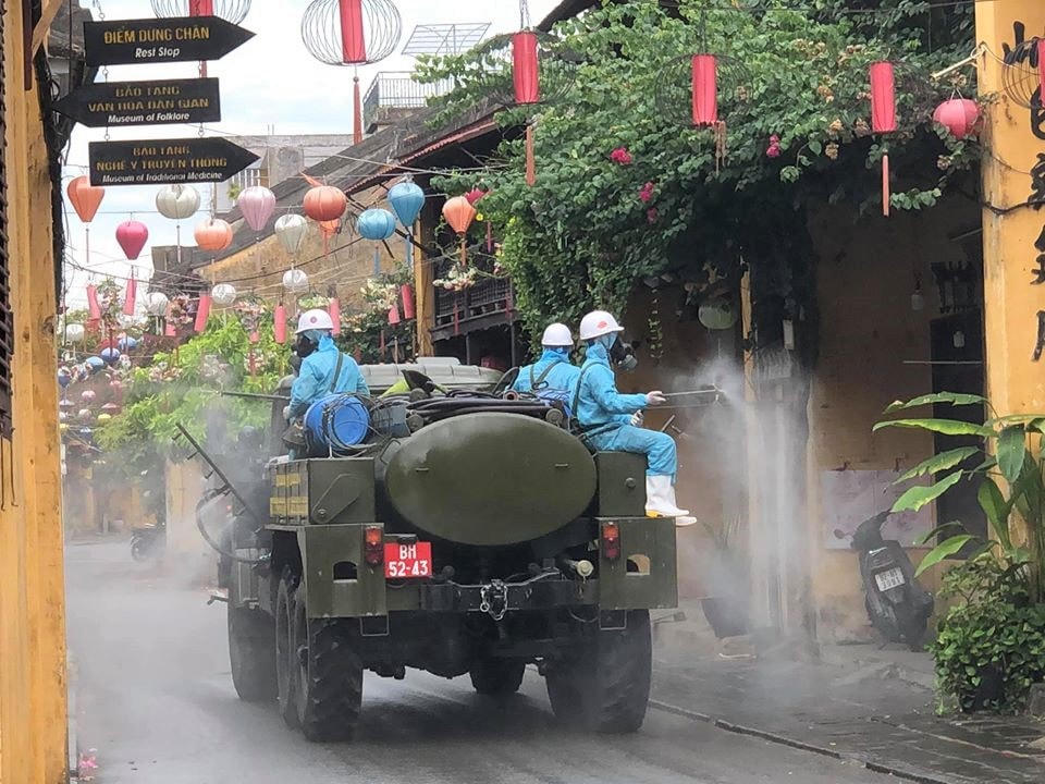 Xe quân sự phun thuốc hóa chất khử trùng một số tuyến đường phố cổ Hội An.