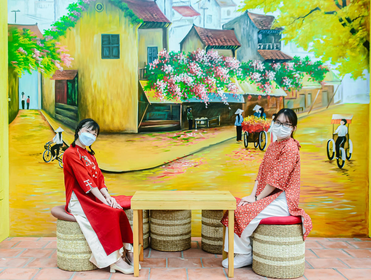 Bạn Vũ Thị Minh Thư (Hà Nội) cho biết: “Năm nay đến với đường hoa em chỉ nghĩ chụp được những bức ảnh đẹp gửi cho bạn bè về không khí Tết của Hà Nội. Nhưng khi đến đây ngoài chụp ảnh, em còn đi tìm hiểu thêm những ý nghĩa, từng câu chuyện về hình ảnh Hà Nội xưa để hiểu được cuộc sống của ông cha ta trước đây".