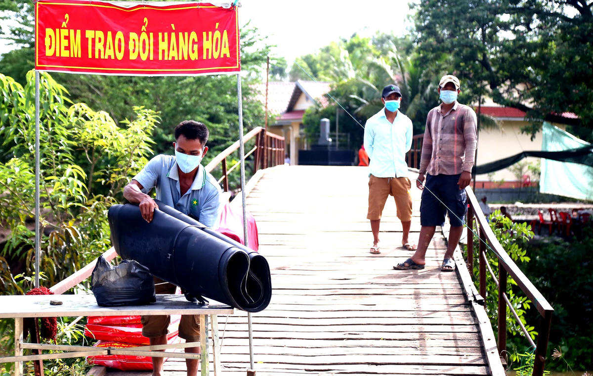Hàng hoà sau khi người dân mình đặt tại bàn, người bên kia biên giới qua lấy hàng và đặt tiền tại đây.