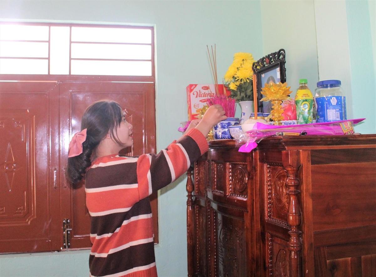 Em Nguyễn Xuân Quý thắp nén hương tưởng nhớ tới mẹ mình.