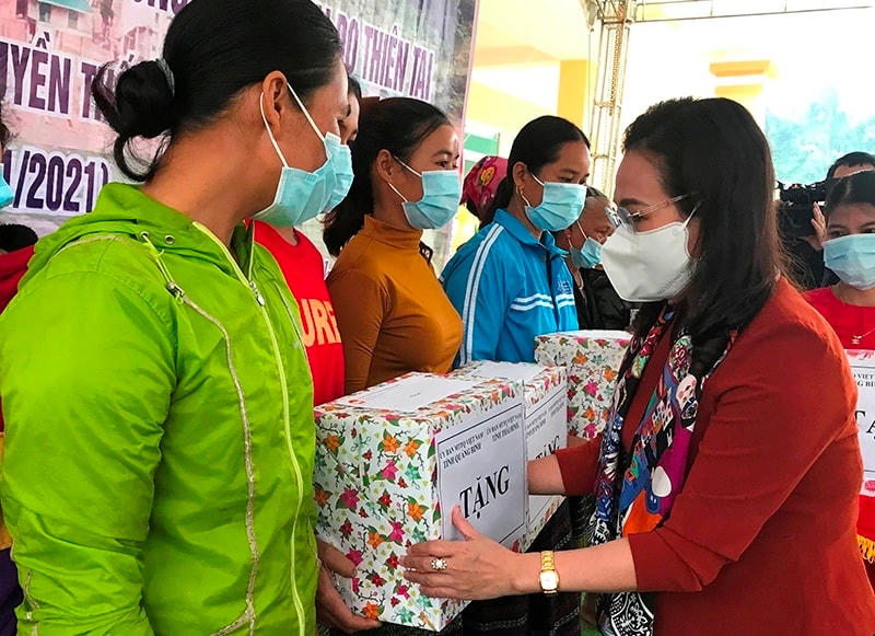 Chủ tịch Ủy ban MTTQ Việt Nam tỉnh Quảng Bình Phạm Thị Hân tặng quà cho đồng bào ở bản Sắt.