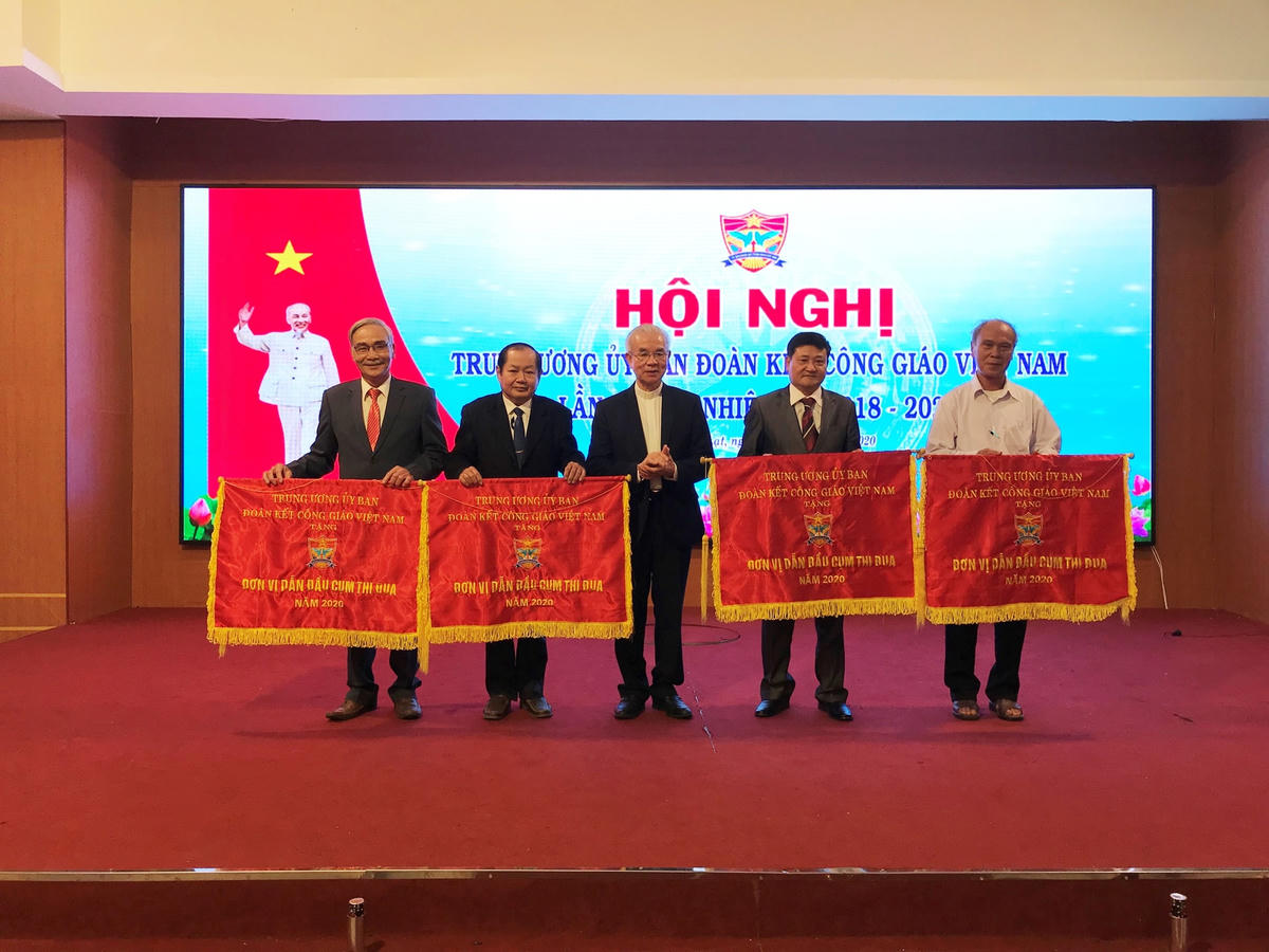 Trao tặng cờ Thi đua xuất sắc cho 4 Ủy ban Đoàn kết Công giáo Việt Nam các tỉnh Đồng Tháp, Long An, Thanh Hóa và Quảng Nam.