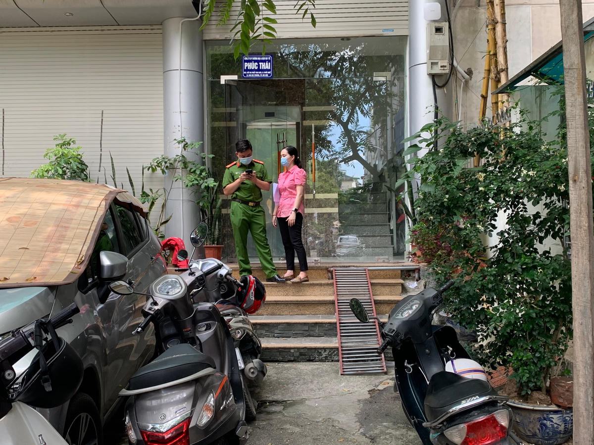 Lực lượng Công an có mặt tại toà nhà văn phòng số nhà 58 ngõ Yên Bái 1, phường Phố Huế, quận Hai Bà Trưng, Hà Nội.