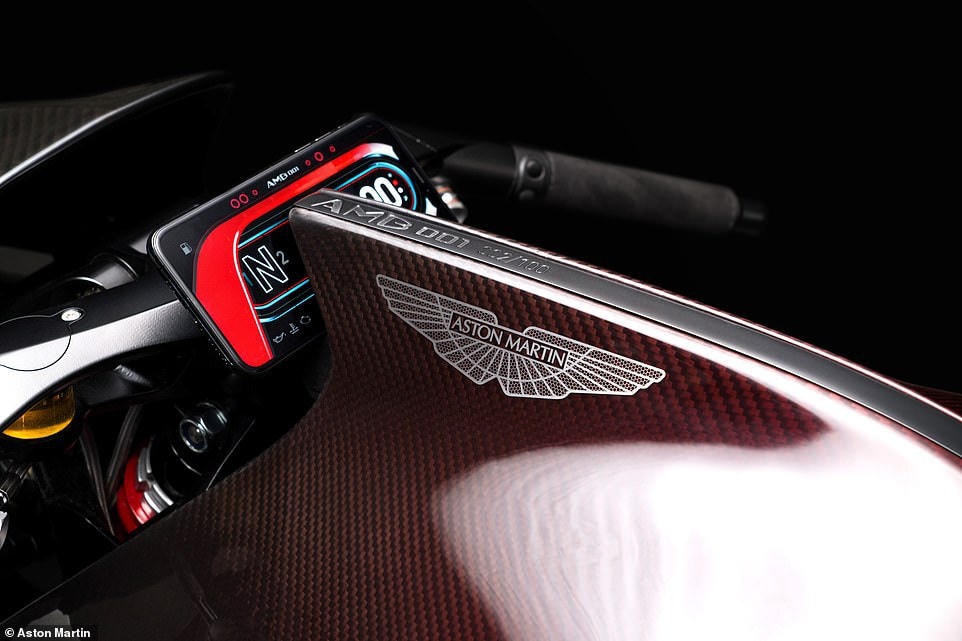 Siêu mô-tô đầu tiên của Aston Martin xuất hiện trên đường thử 