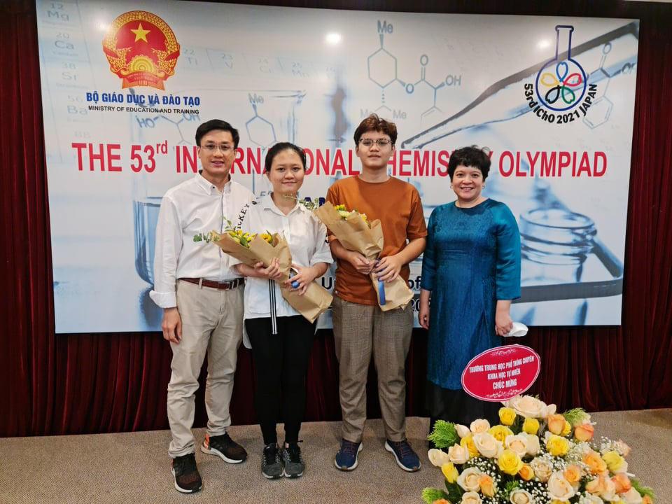 Hai học sinh Nguyễn Duy Anh, Nguyễn Lê Thảo Anh chụp ảnh cùng thầy cô giáo Trường THPT chuyên Hà Nội - Amsterdam tại kỳ thi Olympic Hóa học quốc tế năm 2021.