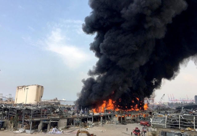 Khói, lửa bốc lên tại cảng Beirut ở Li Băng ngày 10/9 (Ảnh: Reuters).
