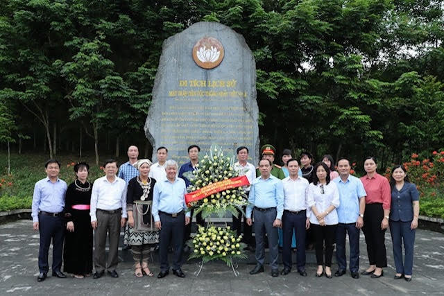 Chủ tịch UBTƯ MTTQ Việt Nam Đỗ Văn Chiến cùng đoàn công tác chụp ảnh lưu niệm tại Di tích lịch sử Mặt trận Dân tộc thống nhất Việt Nam.