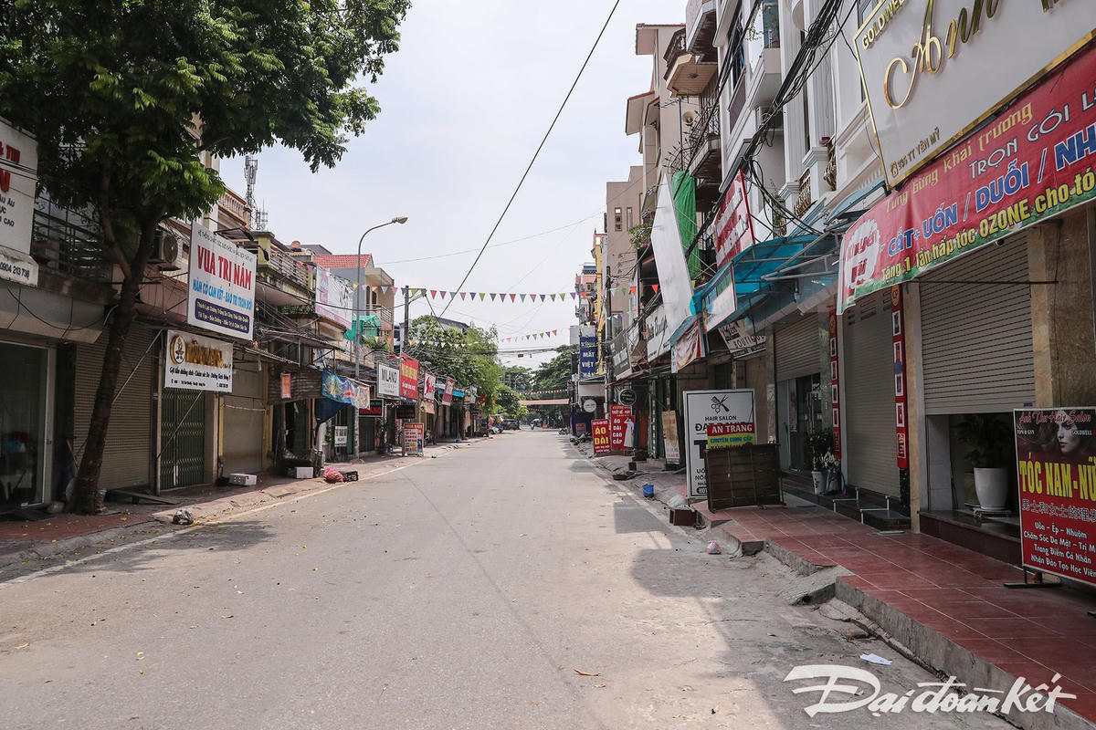 Đường phố thị trấn Yên Mỹ dường như không có bóng người. Tất cả người dân đều tuân thủ quy định phòng, chống dịch một cách nghiêm túc. Ảnh: Quang Vinh. 