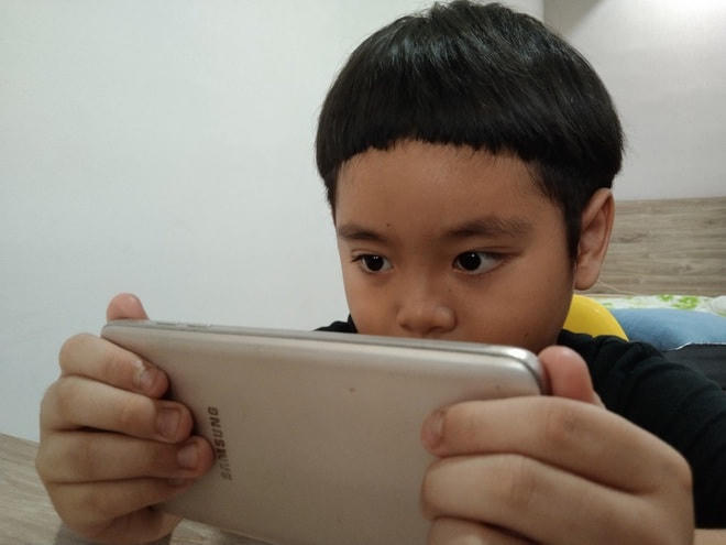 Việc dạy học online cần tính đến phương án trẻ dùng thiết bị là điện thoại.