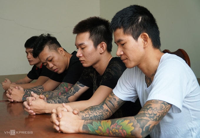 Thành (phải), Tùng, Khánh và Thảo tại Công an huyện Long Điền. Ảnh: Trường Hà.