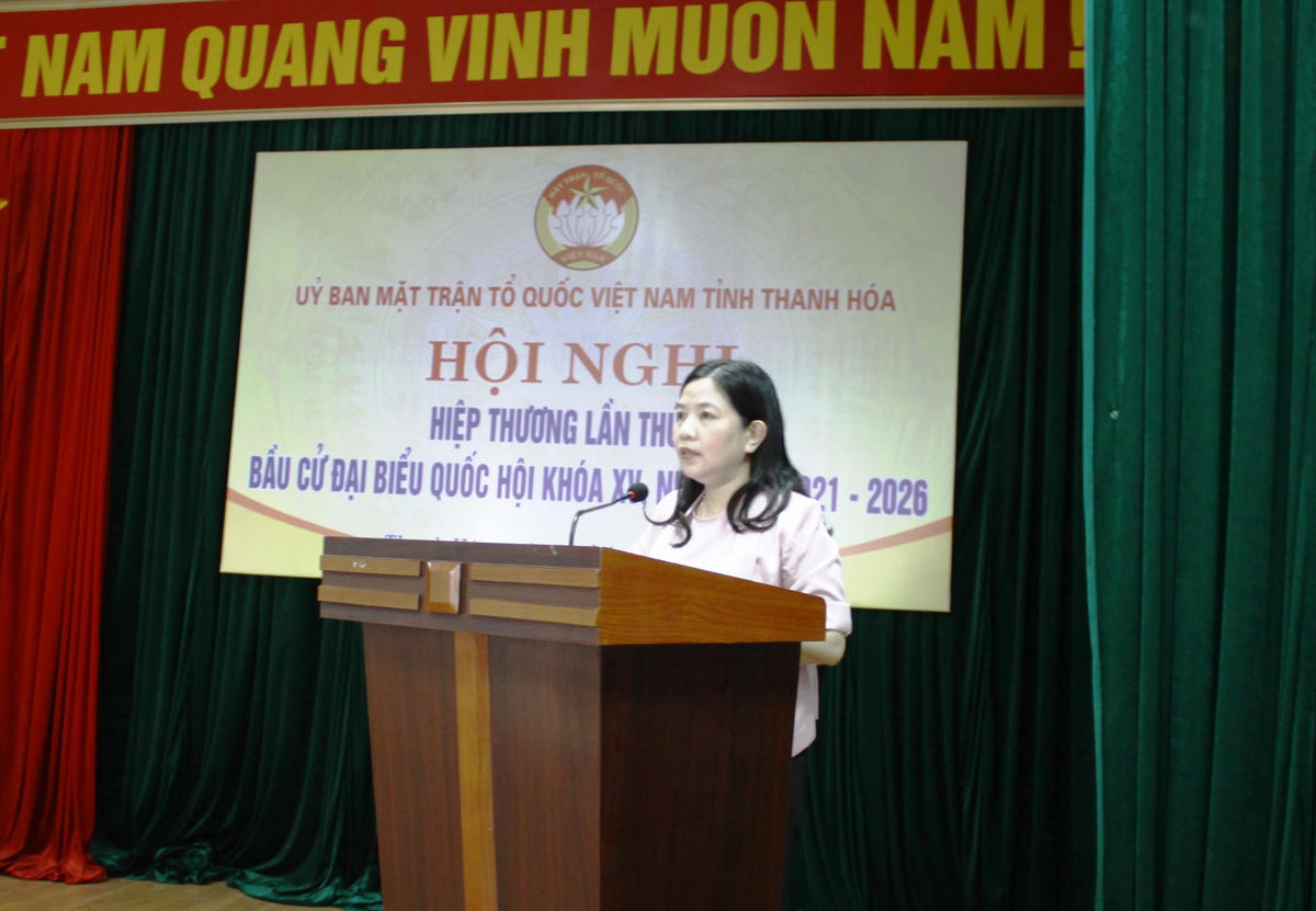 Bà Phạm Thị Thanh Thủy, Chủ tịch UBMTTQ tỉnh, Trưởng Ban Dân vận, Phó Chủ tịch Uỷ ban bầu cử tỉnh Thanh Hóa phát biểu tại hội nghị.